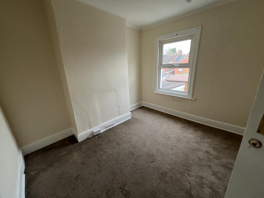 Lot: 13 - TWO-BEDROOM TERRACE HOUSE WITH GARDEN - General view of bedroom 2